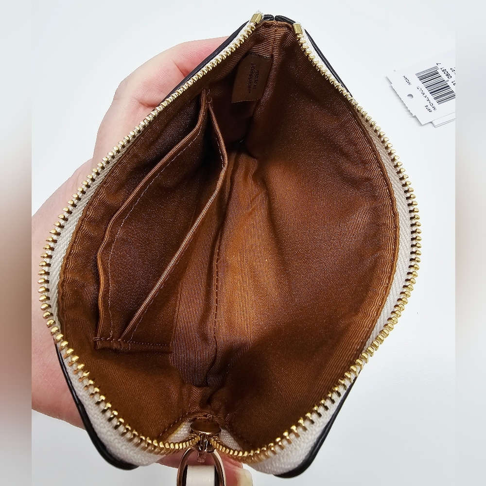 Coach Corner Zip Wristlet Green Apple Print D2178. Retails $78 - Picture 10 of 12